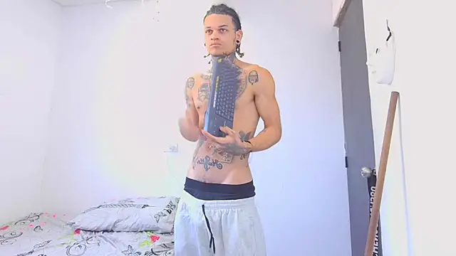 Snapshot of hot_man05 chatting on February 10, 6:23 pm hot man05 online show from February 10, 6:23 pm