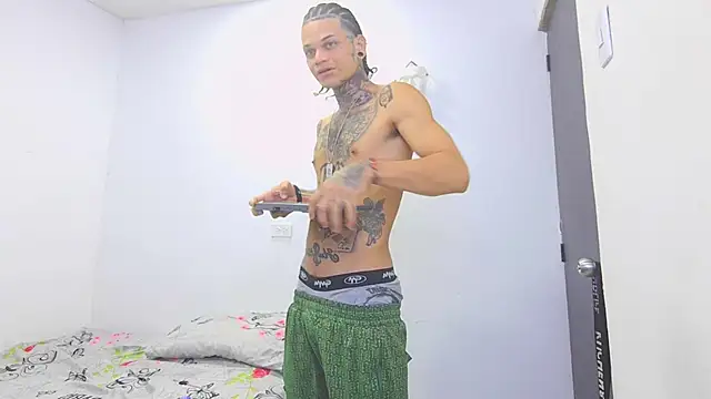 Snapshot of hot_man05 chatting on February 12, 11:11 pm hot man05 online show from February 12, 11:11 pm