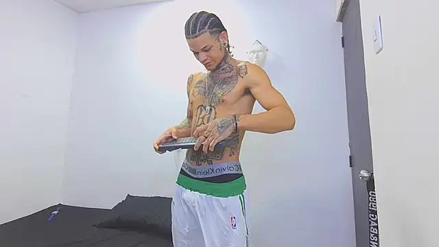 Snapshot of hot_man05 chatting on February 26, 11:59 pm hot man05 online show from February 26, 11:59 pm