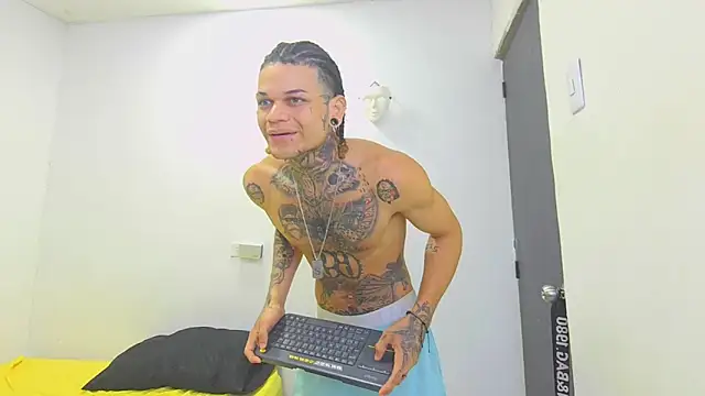 Snapshot of hot_man05 chatting on March 13, 1:01 am hot man05 online show from March 13, 1:01 am