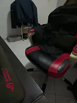 Snapshot of alexgun8 chatting on February 10, 12:50 pm alexgun8 online show from February 10, 12:50 pm