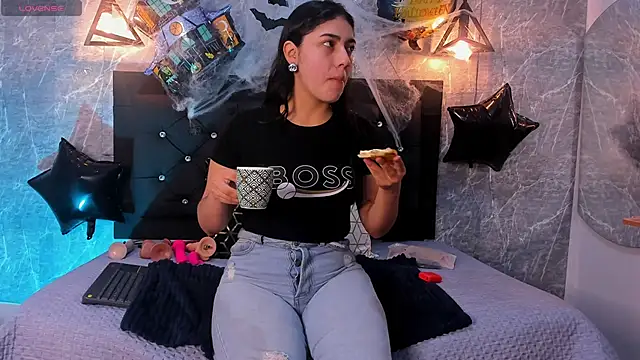 Snapshot of emberhodson chatting on October 17, 11:57 am emberhodson online show from October 17, 11:57 am