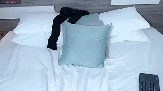 Liiamthompson online show from April 2, 9:45 pm