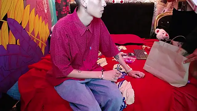 Snapshot of SimonAndJocelyn chatting on February 15, 10:42 pm SimonAndJocelyn online show from February 15, 10:42 pm