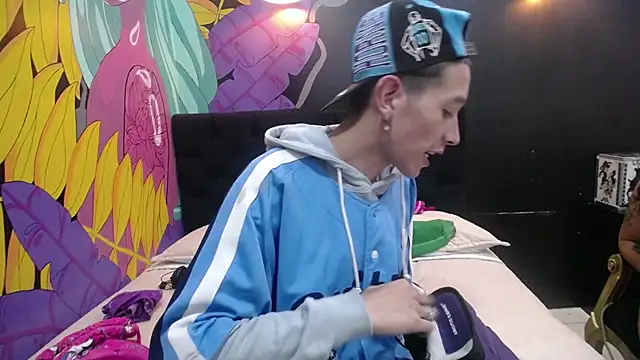 Snapshot of SimonAndJocelyn chatting on February 20, 10:59 pm SimonAndJocelyn online show from February 20, 10:59 pm