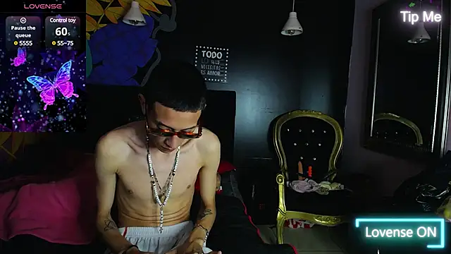 Snapshot of SimonAndJocelyn chatting on March 16, 8:10 am SimonAndJocelyn online show from March 16, 8:10 am