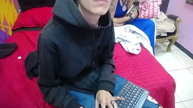 Snapshot of SimonAndJocelyn chatting on March 20, 7:57 pm SimonAndJocelyn online show from March 20, 7:57 pm