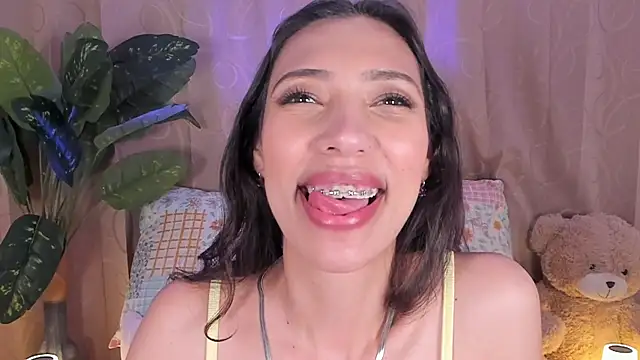 Snapshot of Miss_veronicaa2 chatting on July 10, 1:14 pm Miss veronicaa2 online show from July 10, 1:14 pm