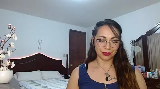 Snapshot of AloLovely_ chatting on February 19, 2:33 am AloLovely online show from February 19, 2:33 am