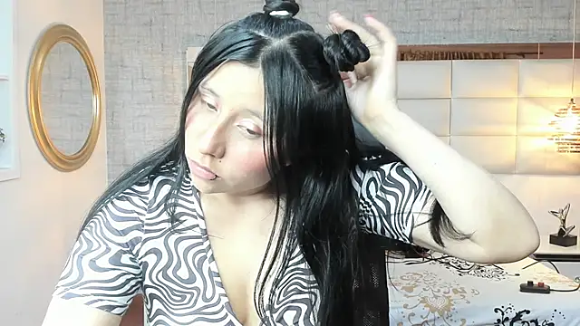 Nohemi louse online show from November 8, 7:01 pm