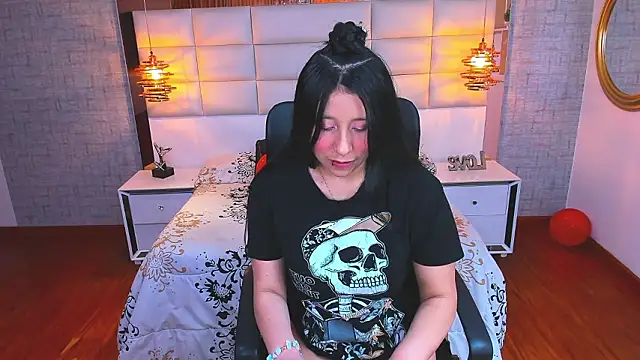 Nohemi louse online show from March 5, 7:10 pm