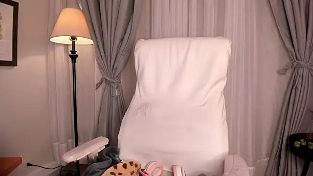 Gigi Strawberry online show from November 6, 5:52 am