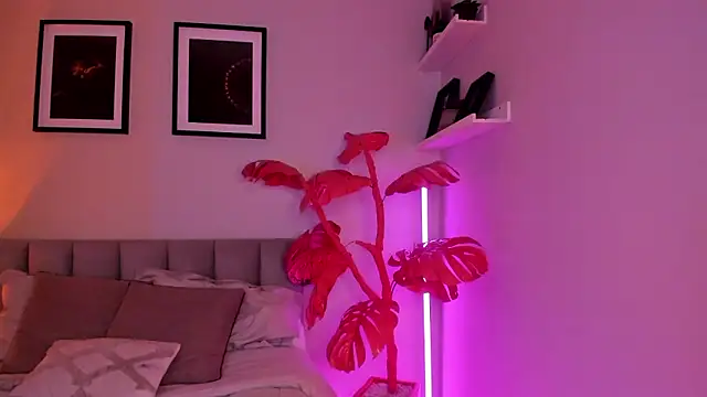 Gigi Strawberry online show from March 28, 6:13 am