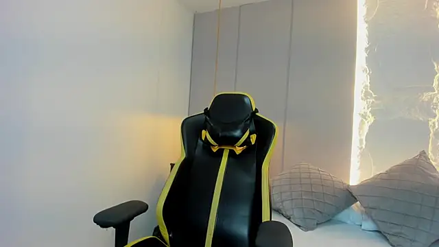 tiffanny doll  online show from April 7, 6:30 pm