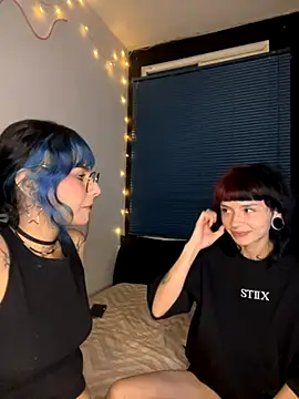 Snapshot of mavimist__ chatting on October 12, 1:37 am mavimist online show from October 12, 1:37 am