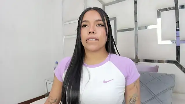 ZoeWan69 online show from March 29, 1:33 pm