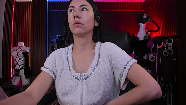 XiaQueen online show from February 3, 11:59 am