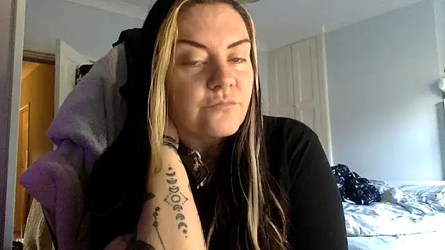 Snapshot of AureliaXOX chatting on February 6, 10:48 am AureliaXOX online show from February 6, 10:48 am