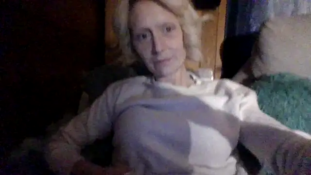 Snapshot of beautifulme23 chatting on February 16, 3:47 am beautifulme23 online show from February 16, 3:47 am