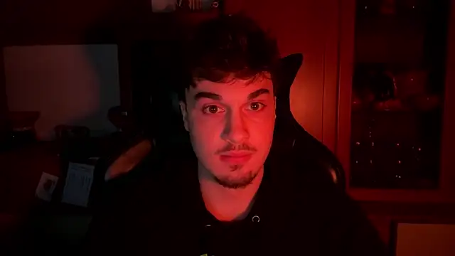 Snapshot of NaplesGuy04 chatting on February 16, 10:32 pm NaplesGuy04 online show from February 16, 10:32 pm