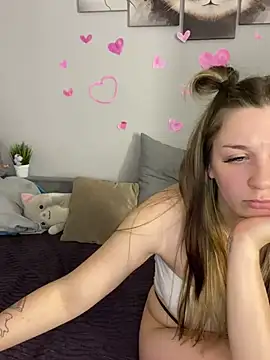 Snapshot of MollyMi0 chatting on February 21, 1:22 am MollyMi0 online show from February 21, 1:22 am