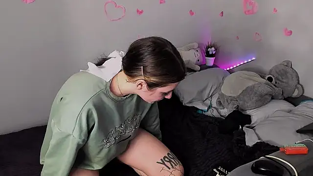 Snapshot of MollyMi0 chatting on February 24, 3:12 am MollyMi0 online show from February 24, 3:12 am