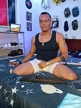 Snapshot of XhaseFoX chatting on February 16, 3:04 am XhaseFoX online show from February 16, 3:04 am