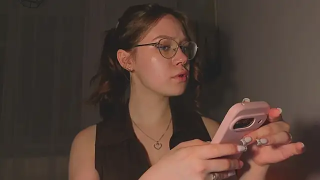 Mia Luw online show from April 5, 5:10 pm