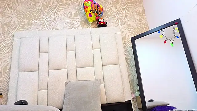 dafnnelewis online show from February 9, 11:25 am