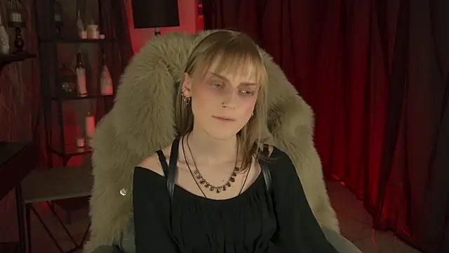 Snapshot of KiraMontoya chatting on April 4, 11:46 pm KiraMontoya online show from April 4, 11:46 pm