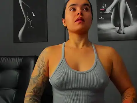 karlyjons12 online show from April 8, 1:33 pm