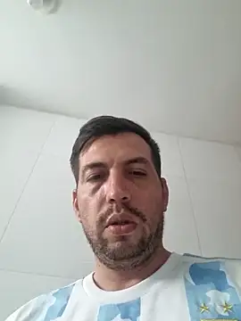 Snapshot of reyarturs13 chatting on February 14, 6:29 pm reyarturs13 online show from February 14, 6:29 pm