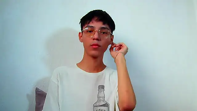 Snapshot of ChavoOT chatting on April 3, 9:24 pm ChavoOT online show from April 3, 9:24 pm