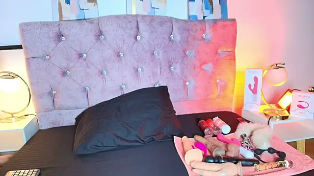 Skye Moore online show from September 12, 12:38 pm