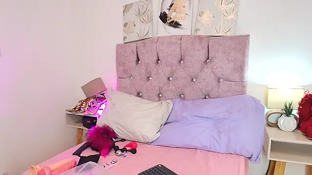 Skye Moore online show from February 4, 7:20 pm