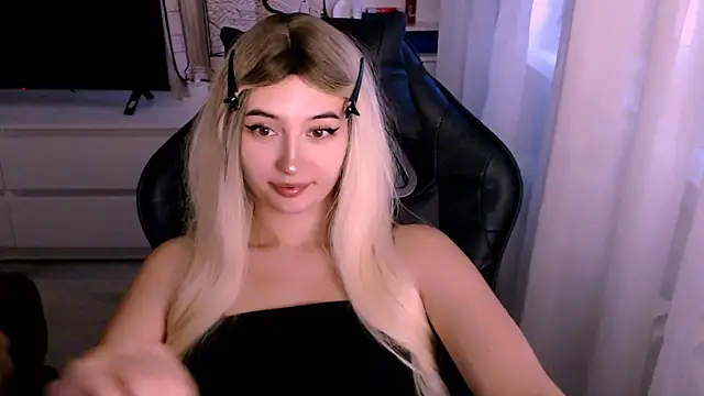 Snapshot of beauty_blonde chatting on October 16, 1:06 am beauty blonde online show from October 16, 1:06 am