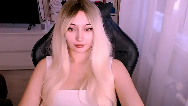 Snapshot of beauty_blonde chatting on October 19, 1:17 am beauty blonde online show from October 19, 1:17 am