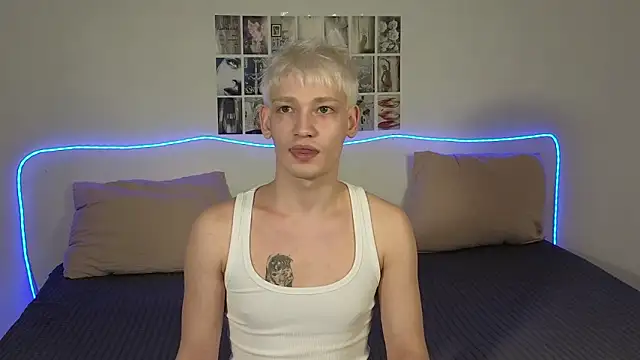 Snapshot of Julian_wins chatting on March 4, 2:34 pm Julian wins online show from March 4, 2:34 pm