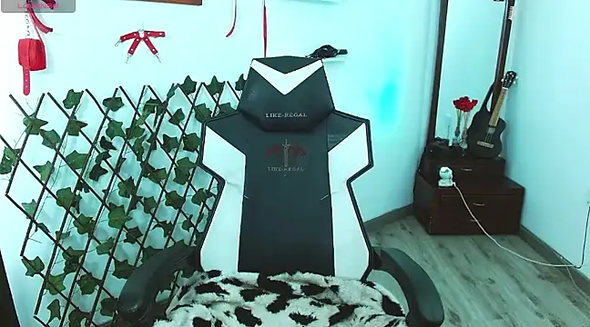 Snapshot of imcleo_xoxo chatting on February 25, 1:39 pm imcleo xoxo online show from February 25, 1:39 pm