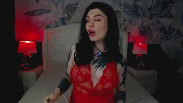 Snapshot of MaeveMoon chatting on May 8, 10:04 pm MaeveMoon online show from May 8, 10:04 pm