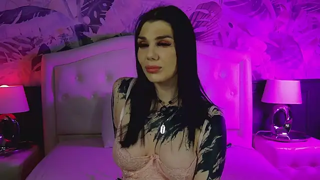 Snapshot of MaeveMoon chatting on June 16, 6:21 pm MaeveMoon online show from June 16, 6:21 pm