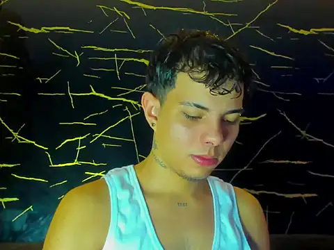 Snapshot of Alessandro_1610 chatting on May 17, 5:38 am Alessandro 1610 online show from May 17, 5:38 am