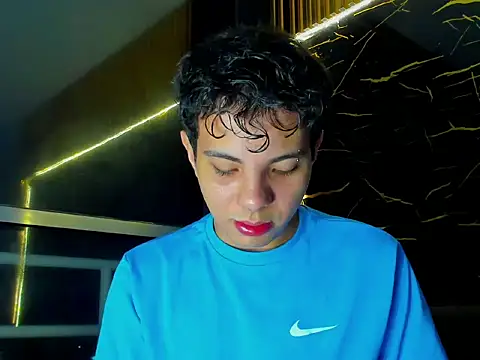 Snapshot of Alessandro_1610 chatting on June 17, 3:42 am Alessandro 1610 online show from June 17, 3:42 am