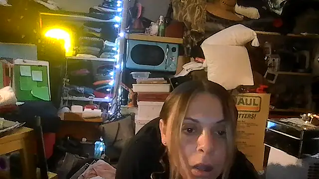 Snapshot of ShysluutGia chatting on June 28, 10:43 am ShysluutGia online show from June 28, 10:43 am