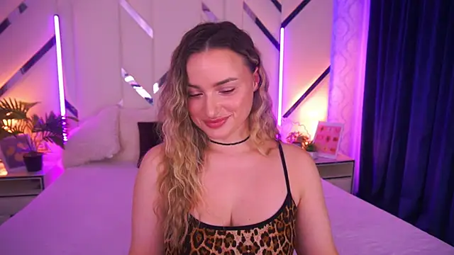 LindsieGreyy online show from November 23, 8:25 am