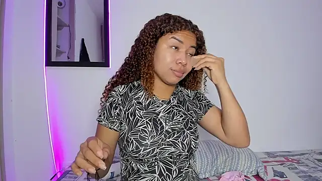 MELINAMARTINS online show from March 18, 10:02 pm