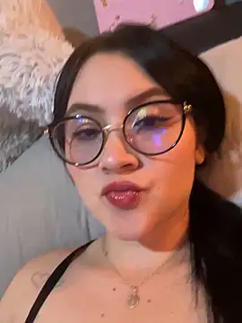 Snapshot of ValentinaOrtiz3 chatting on March 4, 1:44 am ValentinaOrtiz3 online show from March 4, 1:44 am