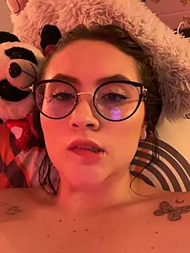 Snapshot of ValentinaOrtiz3 chatting on March 24, 9:53 pm ValentinaOrtiz3 online show from March 24, 9:53 pm