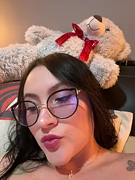 Snapshot of ValentinaOrtiz3 chatting on April 9, 1:27 am ValentinaOrtiz3 online show from April 9, 1:27 am