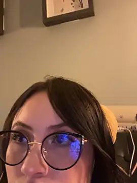 Snapshot of ValentinaOrtiz3 chatting on April 29, 3:21 am ValentinaOrtiz3 online show from April 29, 3:21 am